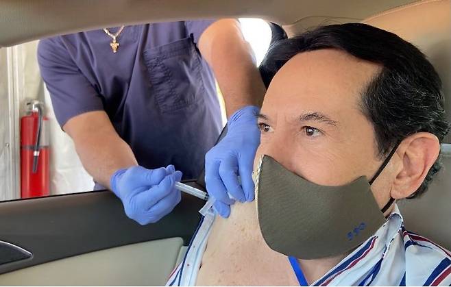 미국 플로리다에서 코로나19 백신 접종을 받는 멕시코 유명 TV프로그램 진행자 후안 호세 오리헬. © 뉴스1