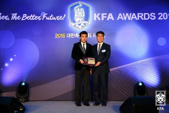 지난 2016년 대한축구협회 시상식 당시 특별공헌상을 받은 김병지(왼쪽). 제공 | 대한축구협회