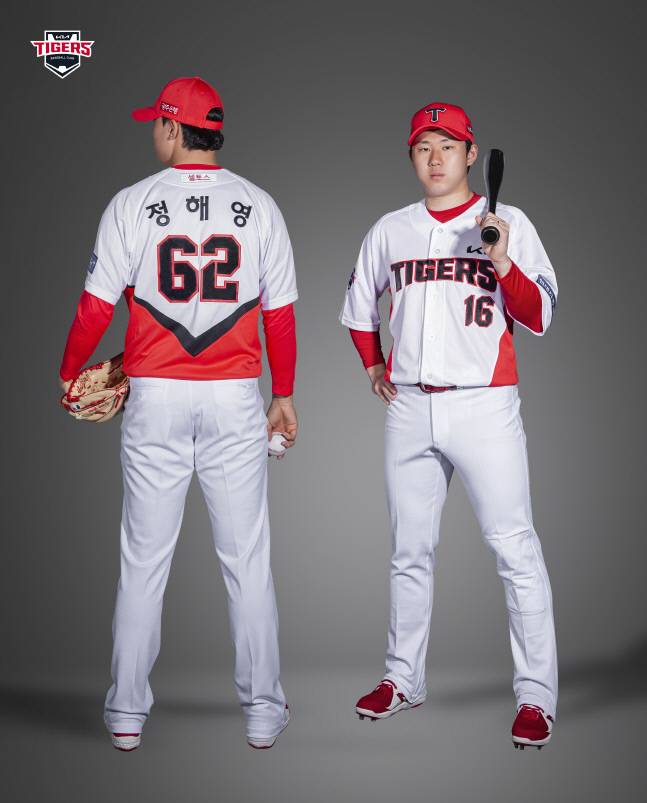 KIA 정해영(왼쪽)과 최원준이 유니폼넘버 등 색상을 바꾼 홈 유니폼을 입고 포즈를 취하고 있다. 제공=KIA 타이거즈