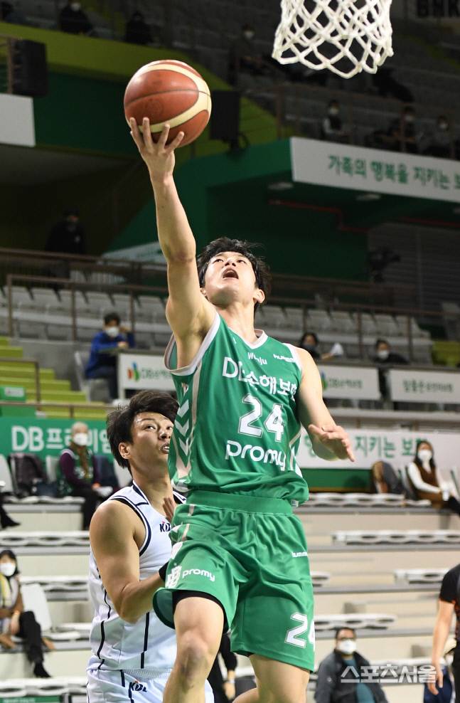 원주 DB 김영훈이 27일 원주종합체육관에서 열린 2020-2021 프로농구 전주 KCC의 경기에서 레이업슛을 하고 있다. 원주 | 박진업기자 upandup@sportsseoul.com