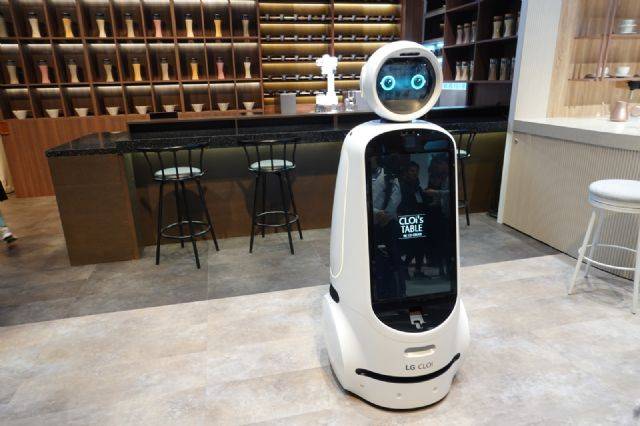 클로이 테이블은 LG 씽큐와 연동돼 사용자가 집이나 차량 안에서 인공지능 스피커, TV, 모바일 기기 등을 이용해 음성 명령으로 레스토랑을 예약하거나 변경하고 메뉴도 쉽게 확인할 수 있다. (사진=지디넷코리아)