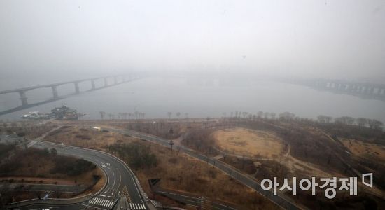 22일 서울 여의도 63아트 전망대에서 바라본 도심이 안개와 미세먼지로 희뿌옇게 보이고 있다.