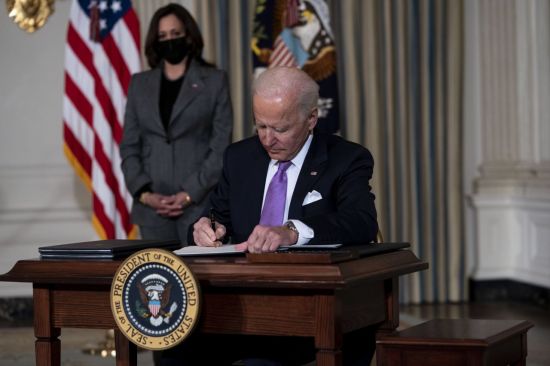 조 바이든 미국 대통령이 인종간 불평등 해소를 위한 행정명령에 서명하고 있다. [이미지출처=EPA연합뉴스]