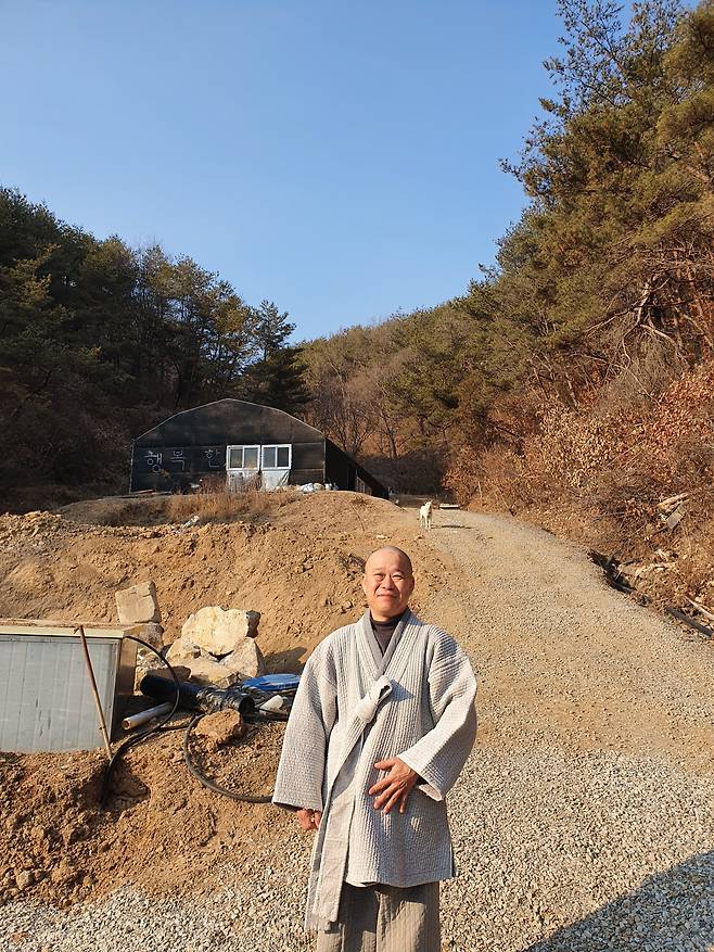 도정 스님이 6년간 살아온 경남 산청 비닐하우스 법당 '행복한 우리 절'. /김한수 기자