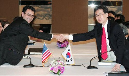 지난 2007년 3월 26일 열렸던 한-미 FTA(자유무역협정) 통상장관급 회담에서 김현종 당시 외교부 통상교섭본부장(오른쪽)과 카란 바티아 미국 USTR 부대표가 악수를 하고 있다./블룸버그