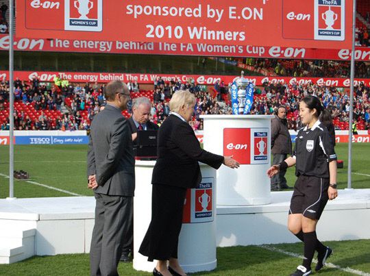 2010년 영국 여자축구 FA컵 결승에 나선 홍은아 주심. /대한축구협회