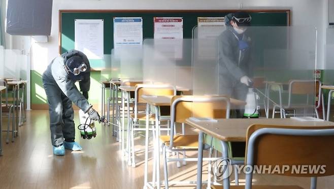 2021학년도 대학수학능력시험을 앞둔 가운데 울산시 중구 중앙고등학교에서 방역업체 관계자들이 수능 시험실을 방역하고 있다. 연합뉴스 제공