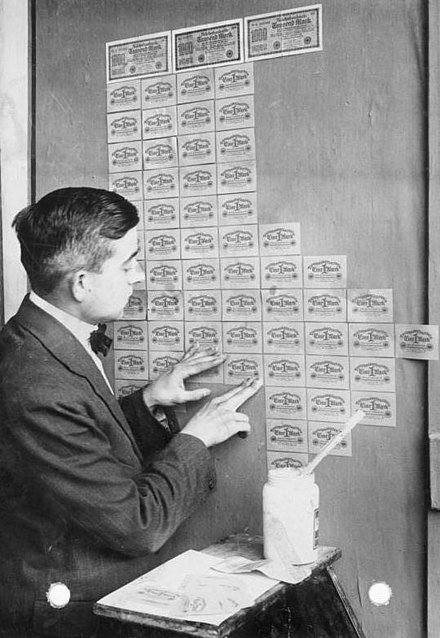 1923년 독일 바이마르공화국의 모습. 마르크화 가치가 추락하는 하이퍼인플레이션 속에서 지폐를 벽 도배지로 활용하는 일까지 벌어졌다.(사진자료=위키피디어)
