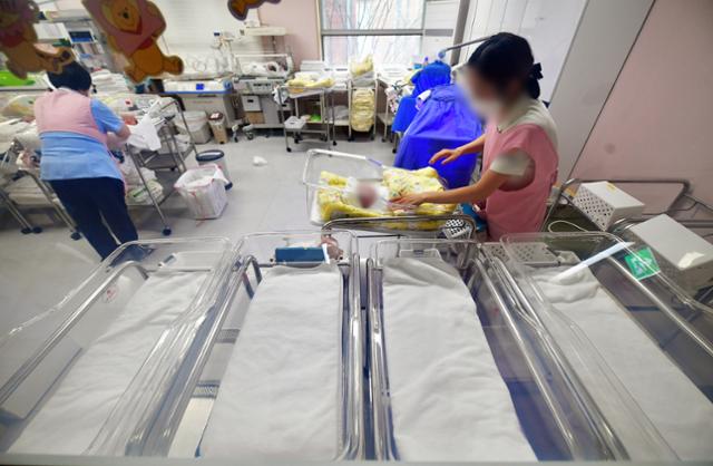4일 경기 수원시 한 병원 신생아실의 모습. 뉴시스