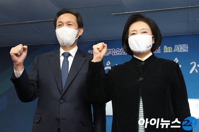 서울시장 보궐선거에 출마한 우상호 의원, 박영선 전 장관이 27일 서울 여의도 더불어민주당 서울시당에서 열린 '민주당 정책 엑스포 in 서울'에서 기념촬영을 하고 있다.