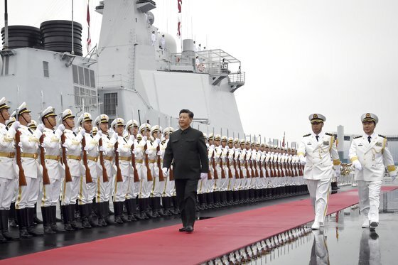 2019년 4월 시진핑 중국 국가주석이 산둥성 칭다오에서 열린 인민해방군 해군 창설 70주년 기념 국제 관함식(해상 열병식)에서 구축함 시닝(西寧)호 승선에 앞서 의장대를 사열하고 있다. [AP=연합뉴스]