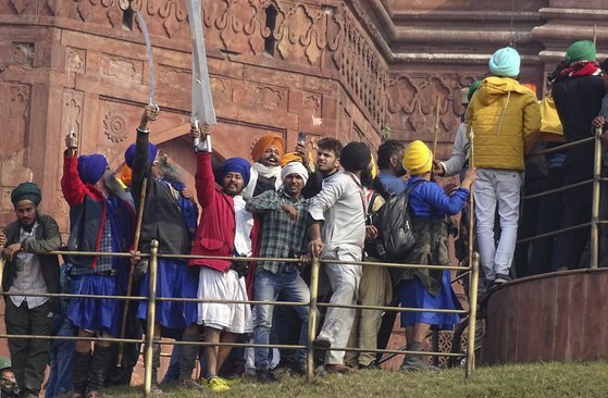 뉴델리의 유적 레드 포트에 오르고 있는 시위대. AP=연합뉴스