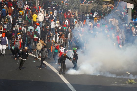 시위가 격렬해지자 경찰을 시위대를 향해 최루탄을 발포했다. 로이터=연합뉴스