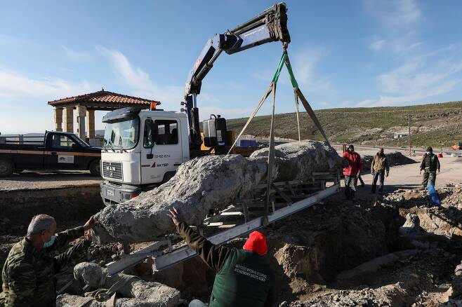 작업자들이 그리스 레스보스 화석 숲에서 나무화석을 크레인으로 옮기고 있다. [로이터=연합뉴스]