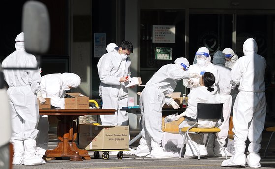 지난해 12월 30일 서울 구로구 한 요양병원에서 레벨D 방호복을 입은 병원 관계자들이 신종 코로나바이러스 감염증(코로나19) 검사를 받고 있다. 연합뉴스