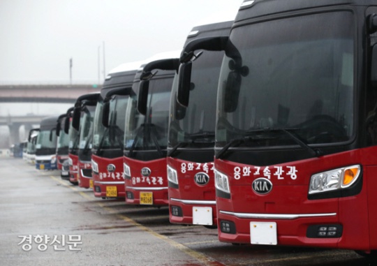 To Save Every Penny, a Chartered Bus Without a License Plate: As the COVID-19 situation continues, festivals and tours have been canceled, forcing chartered bus companies to face challenges. On the afternoon of January 26, some buses parked in a riverside parking lot in Songpa-gu, Seoul are missing license plates. Bus owners can save maintenance expenses, if they return their license plates to local governments and apply for a suspension, because they don’t have to pay insurance and taxes until they reclaim their license plates. Kim Ki-nam
