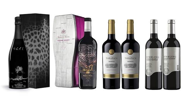Taittinger Artist Collection Vintage Brut (left), Marques de Riscal Frank Gehry Selection, the Tarapaca Reserva set and Sterling Vintner‘s Collection. (HiteJinro)