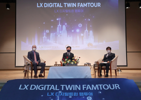 Kim Gi-seoung, vice president of LX, a state-backed land information company, center, and Choi Myung-kyu, vice mayor of Jeonju, right, attend a press event at LX in Jeonju, North Jeolla, on Tuesday to promote digital twin technology. [MOLIT]