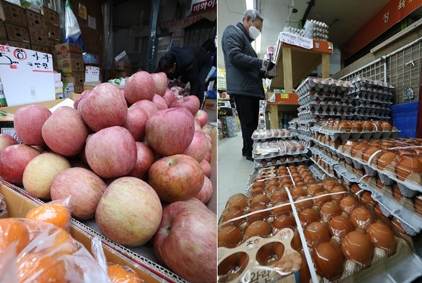 연초부터 계란 등 축산물과 사과 등 과일값이 오르고 있는 가운데 서울 시내의 한 전통시장에 과일과 계란이 진열돼 있다. 뉴시스