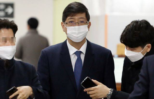 재산 축소 신고로 공직선거법 위반 혐의를 받는 무소속 김홍걸 의원이 지난해 11월 23일 오후 서초구 서울중앙지법에서 열린 첫 공판에 출석하고 있다. 연합뉴스