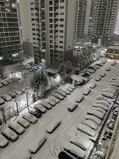 지난 18일 오전 광주 서구의 한 아파트 단지 주차장이 새벽에 내린 눈이 쌓여 있다. 연합뉴스