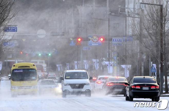 7일 오전 울산시 울주군 언양읍 일대에서 출근길에 오른 차량 주위로 눈이 강풍에 휘날리고 있다. /사진=뉴스1