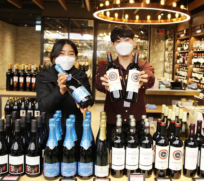 광주신세계는 본관 지하1층 와인 매장에서설 명절 선물을 준비하는 고객들을 위해 다양한 와인세트를 준비했다/사진=광주신세계 제공.