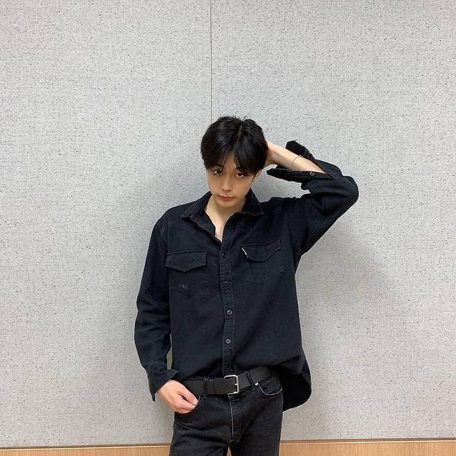 Singer Yu Seon Ho has revealed the latest.On January 27, Yu Seon Ho posted two photos on his Instagram.Yu Seon Ho, dressed in an all-black costume in the public photo, boasts a warm charm. Yu Seon Hos bright and mature atmosphere captures the Sight.The netizens who watched the photos responded It is more handsome and It is cool.Meanwhile, Yu Seon Ho appears in JTBCs new drama Undercover.