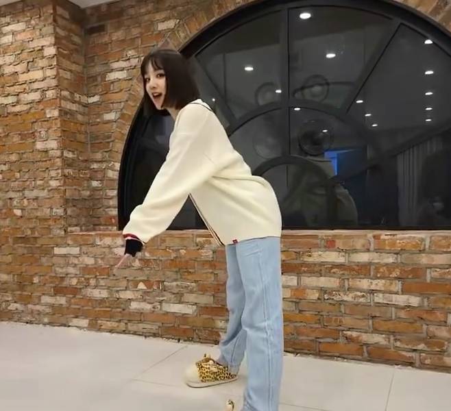 Girls) Children Song Yuqi communicated with fans with a cute charm.On January 27 (G) I-DLE official Instagram, a video was posted with an article entitled Song Yuqis Giraffe poses.Song Yuqi in the video is posing as a Giraffe pose and posing as a shape of Giraffe.Song Yuqi, wearing a Giraffe-shaped shoe, smiled with a cute charm, showing his legs sticking out and his head turning and sitting.