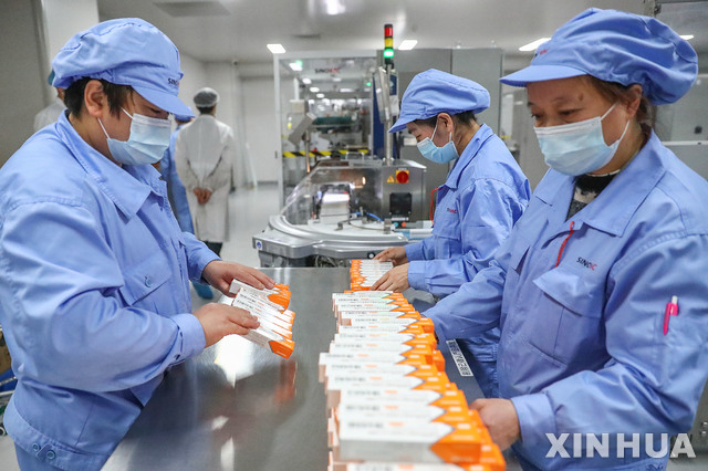 [ 베이징=신화/뉴시스] 코로나백신을 생산하는 중국의 시노백 공장. 미국의 연구진은 20일(현지시간) 상부위장관 질환이 있는 환자들은 식품을 통해서도 쉽게 코로나19에 감염될 수 있다는 논문을 발표했다.