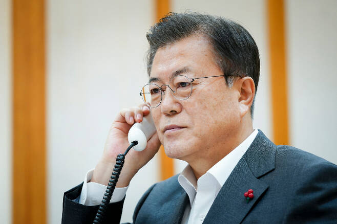 시진핑 중국 국가주석과 통화하는 문재인 대통령. 연합뉴스