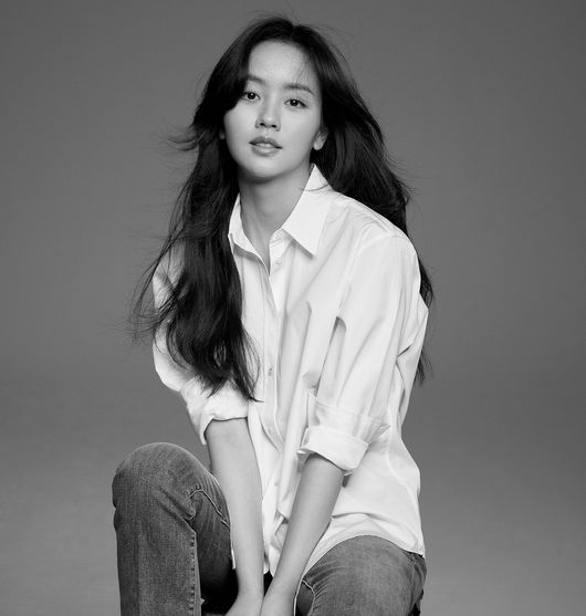 Actor Kim So-hyun is attracting attention because of the public release of a new photograph.On the 27th, Kim So-hyuns agency cultural warehouse released a new profile Photograph of Kim So-hyun, which goes between pure and clean and formal.Kim So-hyun in the photograph has a more mature presence, perfecting from a warm and natural atmosphere to an elegant and chic charm.In a photograph of white shirts and jeans outfits, Kim So-hyun boasts a watery beauty with clear, neat visuals.The humorous laughter that makes the viewer feel better makes the surroundings bright and warm.Especially natural makeup is bringing out the beauty of Kim So-hyuns own.In addition, the photographer wearing a black suit shows a calm and professional image.It shows off the aspect of an intelligent and cold city girl, and it shows the hearts of fans with a deadly expression and a fatal, pure and clean charm.At the time of profile shooting, Kim So-hyun showed amazing concentration despite his busy schedule, and it was the back door that completely digested the shooting concept and led to the elasticity of my staff.Her beautiful visuals and neat atmosphere are concentrating on the attention of viewers.On the other hand, Kim So-hyun has moved his agency to a cultural warehouse and continues his work on the 10th.In KBS2s new monthly drama The River With the Moon, which is about to be broadcasted on the first February 15 (Mon), it will play the role of Pyeonggang/Yonggajin to show a different charm.Also, there is a public release of the Netflix original series Shoal 2 (hereinafter referred to as Good Alarm), which will show generously the true aspect of Actor as an actor who has a thick overseas fan base as well as domestic.