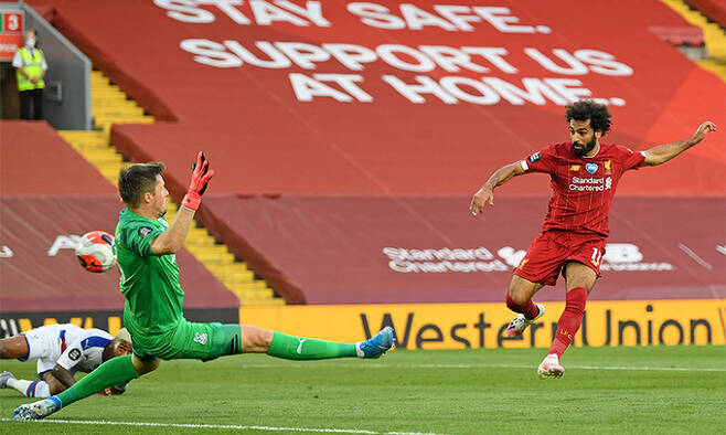 리버풀 무함마드 살라흐(오른쪽)가 지난해 6월 열린 크리스털 팰리스와의 리그 경기에서 골을 넣고 있다. 리버풀=AP연합뉴스