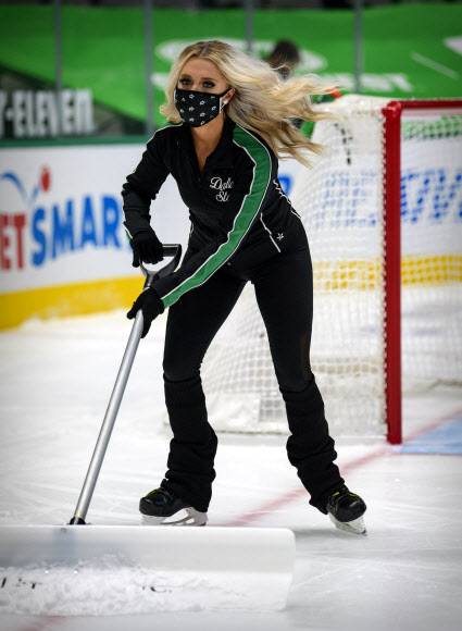 북미아이스하키리그(NHL) 댈러스 스타스의 아이스걸이 26일(현지시간) 미국 텍사스주 댈러스의 아메리칸 에어라인스 센터에서 열린 댈러스 스타스와 디트로이트 레드 윙스와의 경기 중 1 피리어드 종료후 아이스링크의 빙판을 고르며 청소하고 있다.USA TODAY 연합뉴스