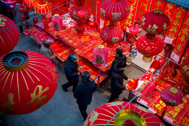 지난 24일 중국 장쑤성 하이안의 춘제 전통장식 가게에 사람들의 발길이 뜸하다. /AFP연합뉴스