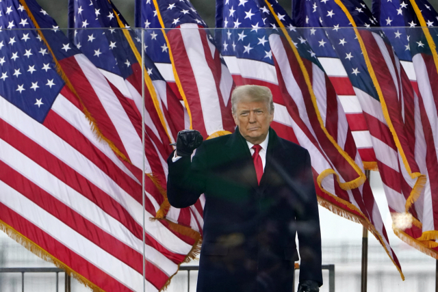 도널드 트럼프 전 미국 대통령이 퇴임 전인 지난 6일 워싱턴DC에서 지지자들을 향해 자신감을 표시하고 있다. /AP연합뉴스