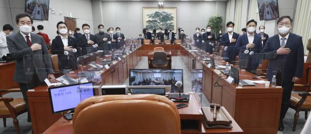 이낙연 더불어민주당 대표와 김태년 원내대표를 비롯한 의원들이 27일 서울 여의도 국회에서 열린 화상 정책의원총회에서 국민의례를 하고 있다. /권욱기자