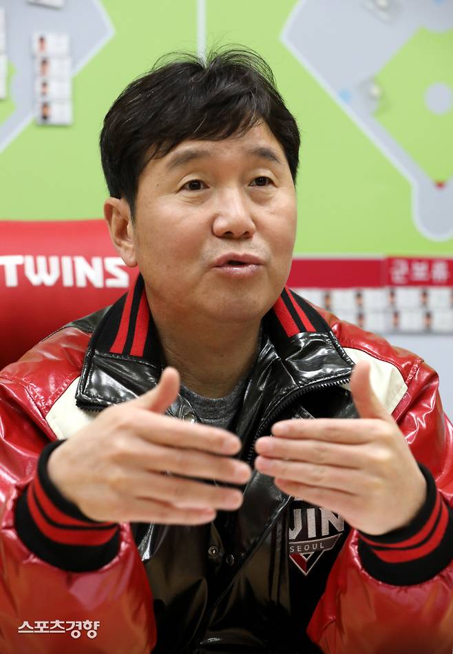 LG 류지현 감독이 지난 20일 가벼운 손짓을 곁들여 기자와 인터뷰를 하고 있다. 박민규 선임 기자