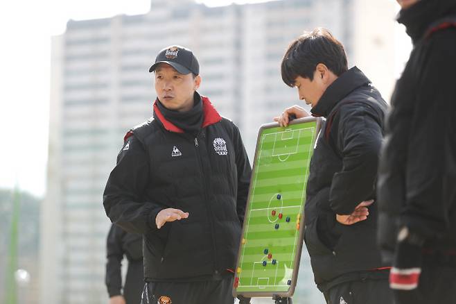 FC서울 박진섭 감독(왼쪽)이 지난 25일 창원축구센터에서 열린 팀 훈련에서 선수들에게 전술판을 놓고 움직임을 지시하고 있다. 프로축구연맹 제공
