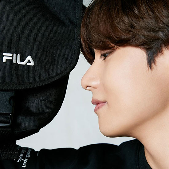 BTS (BTS) V (V) fascinated fans with a sharp sideline and atmosphere.Fila released Vs photoreal on its official SNS on Wednesday.V in the picture is smiling with his face sideline and stiff nose.He also captivated his girlfriend with his distinctive chic expression and gesture.Immediately after the publication of the pictorial, global fans of various languages ​​showed great interest in Vs beauty.They commented, Wow, you always make my speech clogged! Kim Tae-hyung! (wow you always leave me speechless Kim Taihyung!), lovely (Adorable), my angel and always perfect and wonderful.Meanwhile, BTS has signed a global exclusive model contract with 2019 Fila and is currently working as a model.