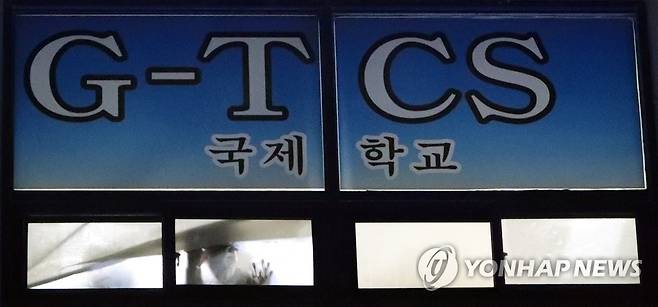 122명 합숙한 광주TCS국제학교서 100명 확진 (광주=연합뉴스) 정회성 기자 = 26일 오후 광주 광산구 운남동 광주TCS국제학교에서 한 합숙생이 창밖을 내다보고 있다. 방역 당국은 학생 122명이 합숙한 이곳에서 100명이 신종 코로나바이러스 감염증(코로나19)에 확진됐다고 밝혔다. 2021.1.26 hs@yna.co.kr