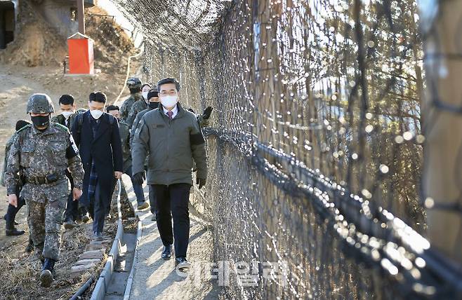 서욱 국방부 장관이 지난 1월 2일 동부전선 GOP대대를 찾아 전방 절책을 점검하고 있다. (사진=국방부)