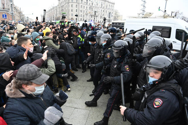 23일(현지시간) 러시아 모스크바에서 알렉세이 나발니의 석방을 촉구하는 시위대와 경찰의 모습(사진=AFP)