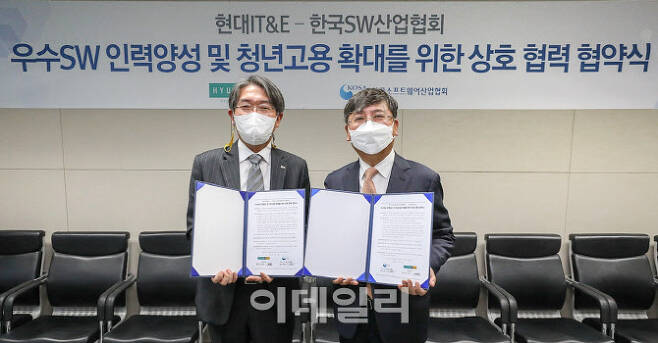김성일(왼쪽) 현대IT&E 대표와 이홍구 한국소프트웨어산업협회 회장은 28일 서울시 송파구 한국SW산업협회에서  ‘IT 인재 채용을 위한 업무협약’을 맺었다. (사진= 현대IT&E)