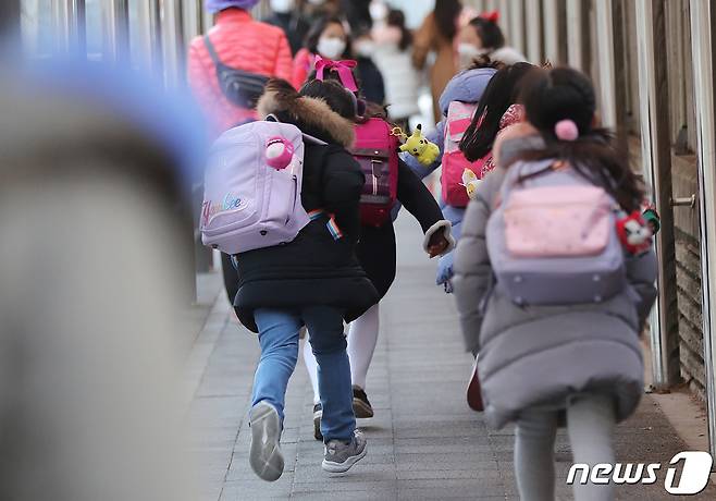 27일 오전 서울 한 초등학교에서 학생들이 등교하고 있다. 2021.1.27/뉴스1 © News1 이성철 기자