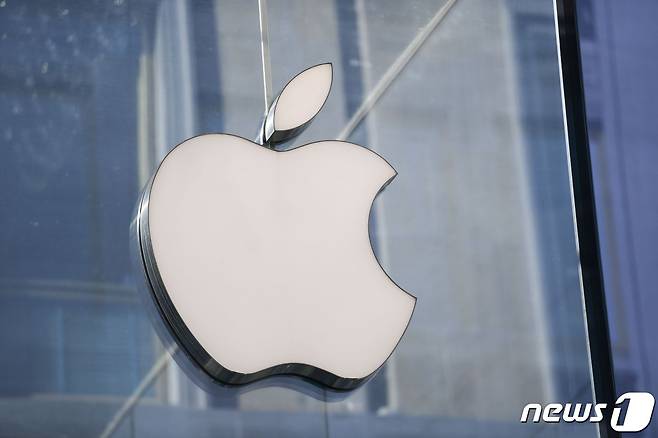 애플 매장에서 애플 로고의 모습.  © AFP=뉴스1