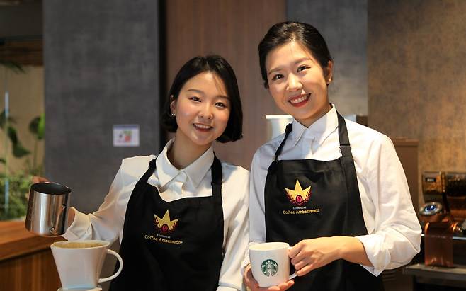 스타벅스 코리아 17대 커피대사 전주이(왼쪽)·김성은 파트너(스타벅스커피 코리아)© 뉴스1