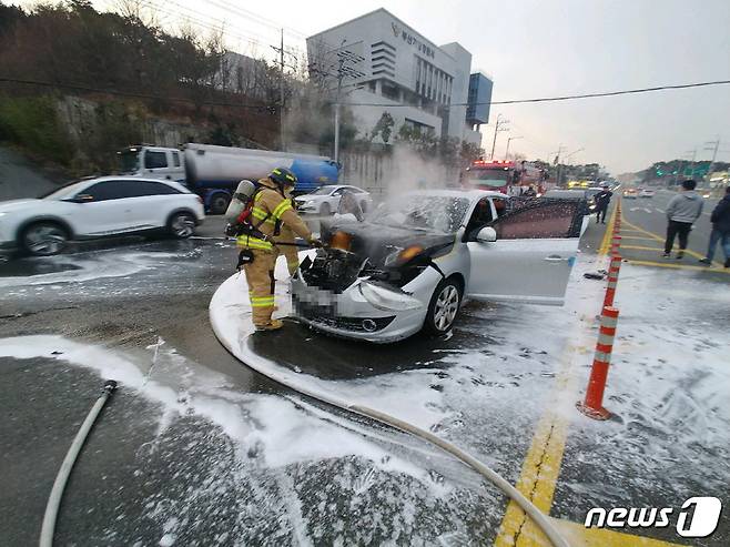 SM3 화재 진압 중인 소방대원.(부산경찰청 제공)© 뉴스1