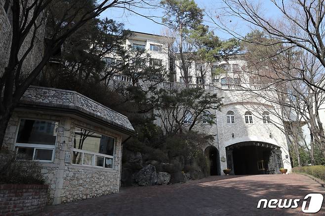 가장 비싼 공동주택으로 이름을 올린 서울 서초구 트라움하우스 5차. 2019.3.17/뉴스1 © News1 구윤성 기자
