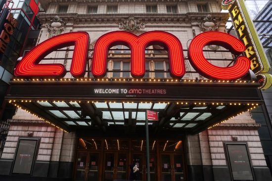 뉴욕시 맨해튼 소재 AMC 극장은 코로나19 사태 발발 이후 현재까지도 영업을 중단한 상태다. 존폐의 위기에 몰린 AMC 주가는 이날 300%나 급등했다. [이미지출처=로이터연합뉴스]